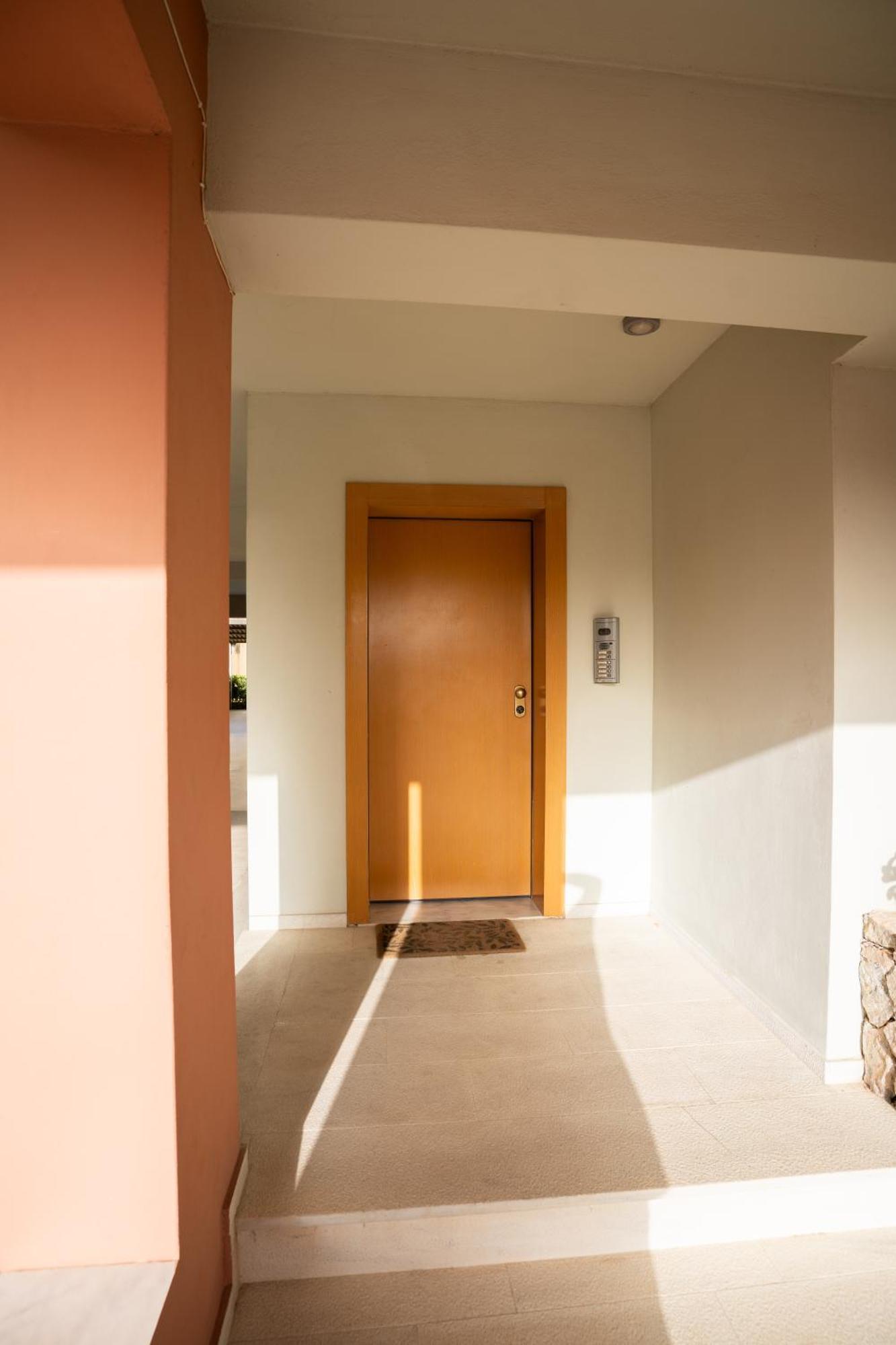 Maria'S Airport Apartment كوروبيون المظهر الخارجي الصورة